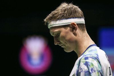 Viktor Axelsen var for en gangs skyld næstbedst, da han lørdag tabte i tre sæt til Shi Yuqi.