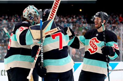 Oliver Bjorkstrand (t.h.) jubler efter 3-0-sejren over Vegas Golden Knights med Jordan Eberle og målmand Joey Daccord.