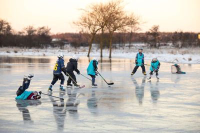 Engholm Søpark lagde mandag is til, da U8-årgangen fra Herning Ishockey Klub på idé fra Morten Poulsen flyttede træningen udendørs. Foto: Herning Ishockey Klub