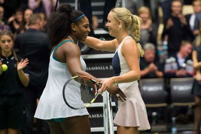 Tilbage i 2015 spillede Caroline Wozniacki opvisningskamp i Jyske Bank Boxen mod sin gode veninde, stjernespilleren Serena Williams. Til juni vender den danske grandslam-vinder tilbage til Herning i selskab med blandt andre Holger Rune.