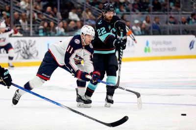 Oliver Bjorkstrand (t.h.), der er søn af Herning-legenden Todd Bjorkstrand, tegnede sig for to assists, da han og Seattle Kraken på hjemmebane slog Columbus Blue Jackets.