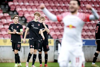 Skuffelsen lyser ud af Valdemar Byskov, Christian Bøje Jørgensen og Mathis Konradsen, mens RB Leipzig-spillerne jubler.