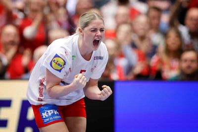 Sarah Iversen jubler over en scoring mod Montenegro ved VM i Boxen. Nu kan stregspilleren også juble over en ny landsholdsudtagelse.