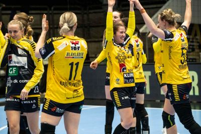 Line Mai Hougaard (i.m.) stråler af sejrsglæde, da højrefløjen gør klar til en krammer med kampens topscorer, Markéta Jerábková.
