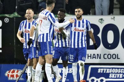 OB-spillerne jubler efter Don Deedsons mål til 2-1.