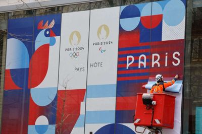 Paris er ved at blive gjort klar til sommerens OL, men et tyveri har ramt sikkerhedsplanerne.