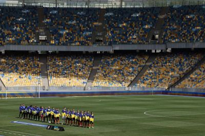 Shakhtar Donetsk og FC Metalist Kharkiv forbereder sig på en kamp på et mennesketomt stadion i Kijev. (Arkivfoto).