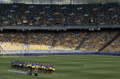Shakhtar Donetsk og FC Metalist Kharkiv forbereder sig på en kamp på et mennesketomt stadion i Kijev. (Arkivfoto).