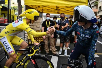 Tadej Pogacar overtager Tour-tronen fra Jonas Vingegaard, der vandt løbet i 2022 og 2023.