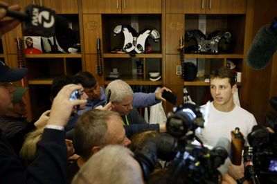 San Francisco 49ers' quarterback Brock Purdy lader sig interviewe af medier i omklædningsrummet. (Arkivfoto).