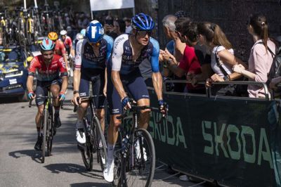 Jakob Fuglsang har fast arbejde hos Israel-Premier Tech på både de flade og de bjergrige etaper.