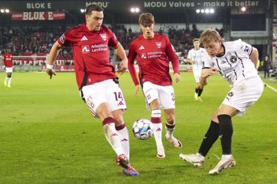 Vejle Boldklub (røde trøjer) er sidst i Superligaen. Søndag gæster vejlenserne Silkeborg i forårspremieren. (Arkivfoto).