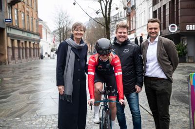 Dorte West (t.v.), borgmester i Herning Kommune, Morten Anderson, formand i Dansk Cykle Union og næstformand i Danmarks Idrætsforbund, Frans Hammer, flankerer her Trine Andersen - en af rytterne, der til sommer repræsenterer Herning Cykle Klub ved de danske mesterskaber på hjemmebane.