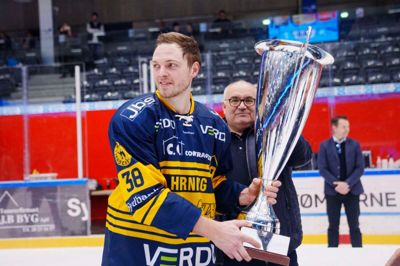 Hernings Morten Poulsen får overrakt pokalen efter Ishockey Metal Cup og Final 4 finalen mellem Aalborg Pirates og Herning Blue Fox i Sparekassen Danmark Isarena i Aalborg, lørdag den 18. februar 2023.. (Foto: Bo Amstrup/Ritzau Scanpix)