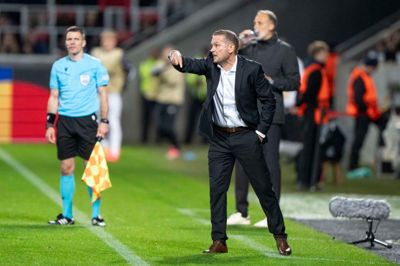 Cheftræner Thomas Thomasberg dirigerede med sine spillere iført hvid skjorte og jakkesæt i Europa League-opgøret mod Hoffenheim. Men han har også selv haft fodboldstøvler og spilletrøje på i 13 lokalopgør mod Viborg FF, der er søndagens modstander.