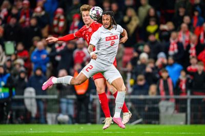 Kevin Mbabu bringer med sine 24 landskampe for Schweiz samt erfaring fra Bundesligaen og Premier League en imponerende kvalitet til FC Midtjylland. Her ses han i en hovedstødsduel mod den tidligere FCM-spiller Joachim Andersen i en landskamp mod Danmark.