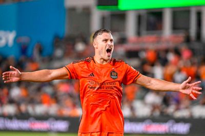 Erik Sviatchenko stortrives i Houston Dynamo. Her skriger han sin glæde ud og får publikum med sig i en MLS-kamp.