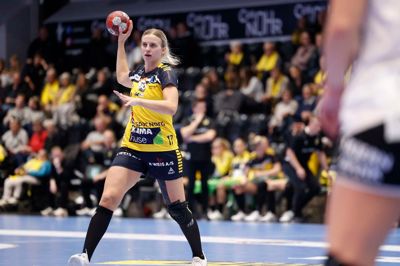Simone Petersen var lørdag tilbage på banen efter tre måneders skadespause. Ikast Håndbolds landsholdsplaymaker scorede seks mål på seks forsøg i storsejren over bundholdet Ringkøbing.