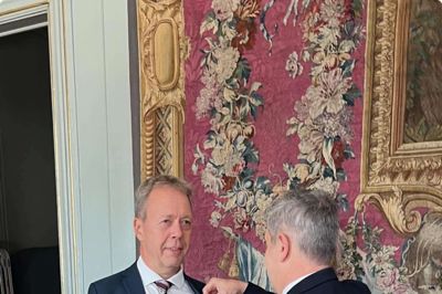 På Frankrigs ambassade i København blev Alex Pedersen (t.v.) hædret med den franske nationale fortjenstorden »L'ordre Nationale de Mérite«. På billedet er det den franske ambassadør i Danmark, Christophe Parisot, der står for æren. Foto: Privatfoto