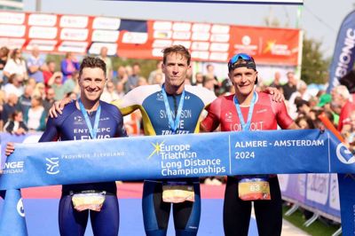 Lars Lomholt (t.h.) kan smile ved målstregen sammen med de to andre medaljevindere. Svenske Jesper Svensson (i.m.) tog guldet, mens britiske Joshua Lewis blev toer.