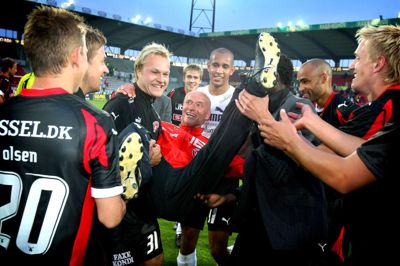 Erik Rasmussen fik lufttur af spillerne, da FC Midtjyllands første sølvmedaljer blev en realitet i maj 2007. Spillerne er fra venstre Christian Olsen, Claus Madsen, Ulrik Lindkvist, Magnus Troest, Simon Poulsen, Thomas Røll og Danny Olsen.