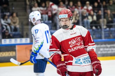 Oscar Fisker Mølgaard, som scorede til 1-0, og resten af de danske U20-ishockeyherrer vandt søndag 5-4 over Østrig i den afgørende gruppekamp på næstøverste VM-niveau.