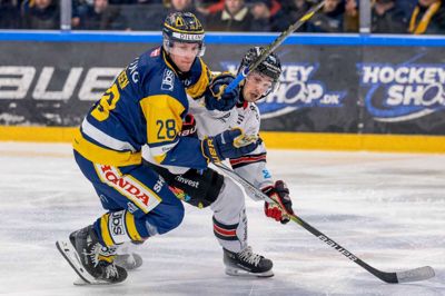 Med to scoringer og en assist bidrog Emil Kristensen (t.v.) til Blue Fox-mandskabets seneste sejr - fredag ude over Sønderjyske.