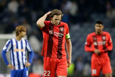 Anfører Mads Bech Sørensen ærgrer sig kort efter slutfløjt på Estádio do Dragão. Han kalder Portos sejr fortjent, men understreger, at få aktioner med mere midtjysk skarphed kunne have ændret billedet.