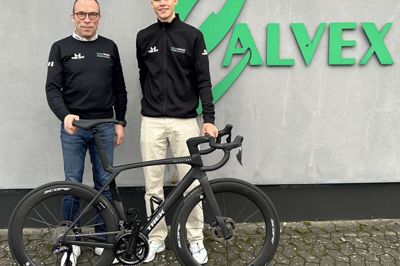 Teknisk chef Tonni Breiner tager pænt imod Nikolaj Ankerstjerne Klausen hos Coloquick Cycling.