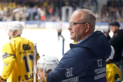Herning-legenden Dan Jensen føler, at han er faldet godt til som cheftræner i Esbjerg, og han glæder sig til aftenens kamp mod Herning Blue Fox i Kvik Hockey Arena.