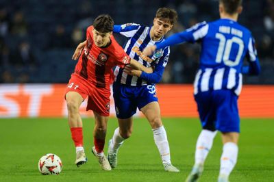 Mikel Gogorza (t.v.) gav nye prøver på sit store talent i udekampen mod FC Porto. Den 18-årige kantspiller var iscenesætteren bag tre midtjyske muligheder. Men han kunne godt bruge nogle legekammerater - og de er på vej tilbage.