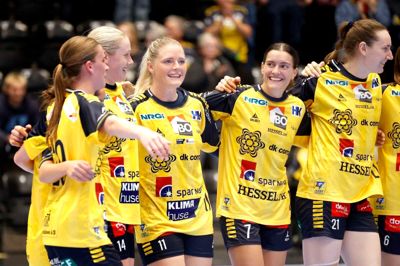 Ikast-kvinderne vandt 34-24 i en hjemmekamp mod Ringkøbing, hvor Simone Petersen vendt tilbage til banen og spillede en perfekt kamp efter en længerevarende skadesperiode.