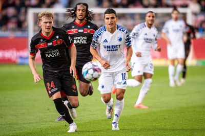 FCM's Oliver Sørensen (t.v.) og FCK's Mohamed Elyounoussi følger bolden under topklubbernes seneste opgør på MCH Arena. Torsdag mødes guldbejlerne igen i Herning.