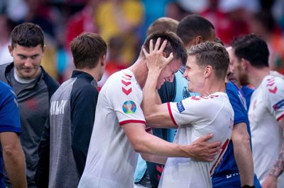 Backerne Joakim Mæhle (t.v.) og Jens Stryger Larsen jubler sammen efter 4-0-sejren over Wales i ottendedels-finalen ved EM. Foto: Liselotte Sabroe/Ritzau Scanpix