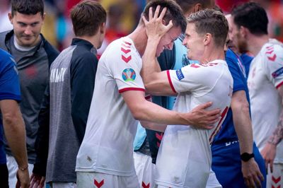 Backerne Joakim Mæhle (t.v.) og Jens Stryger Larsen jubler sammen efter 4-0-sejren over Wales i ottendedelsfinalen ved EM. Foto: Liselotte Sabroe/Ritzau Scanpix