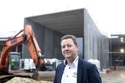 HC Midtjyllands direktør, Peter Andersen, foran det, der bliver til Sportscenter Hernings nye hovedindgang, når udvidelsen er færdigbygget i sensommeren næste år. I forlængelse af hovedindgangen kommer den nye arena, som bliver HCM’s hjemmebane, til at ligge. Foto: Tom Laursen