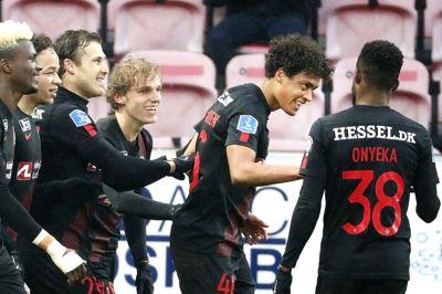 Japhet Sery Larsen (i.m.) bliver lykønsket af holdkammeraterne efter sin første scoring for holdet og en iøjnefaldende jubelscene, der så ud til at være hård kost for knæene. Foto: Tom Laursen