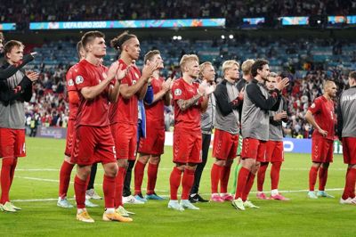 De danske spillere takker for opbakningen fra omkring 8000 danske fans på Wembley i London efter 1-2-nederlaget mod England. Landsholdet har gentagne gange under slutrunden understreget, hvor meget det har betydet for dem at mærke den enorme opbakning fra det danske folk. Foto: Liselotte Sabroe/Ritzau Scanpix
