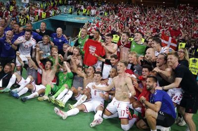 Det danske landshold fejrer sejren over Tjekkiet og pladsen i semifinalen ved EM. Det er første gang i 29 år, at de rød-hvide er blandt de sidste fire ved en EM-slutrunde. Foto: Liselotte Sabroe/Ritzau Scanpix
