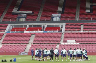 Træner Roger Schmidt havde mandag sit hold samlet på Philips Stadion til den afsluttende træning forud for mødet med FC Midtjylland. Foto: Ritzau Scanpix