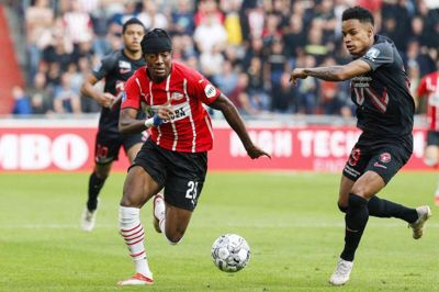 "Ulvene" havde specielt i første halvleg svært ved at følge med Noni Madueke (t.v.) og resten af PSV-mandskabet. Foto: John Claessens/ANP/AFP