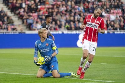 FCM’s målmand Jonas Lössl, der her har sikret sig kuglen foran PSV’s Davy Pröpper, stod en fin kamp, men følte selv, han burde have forhindret hollædernes sene scoring. Foto: Bo Amstrup/Ritzau Scanpix
