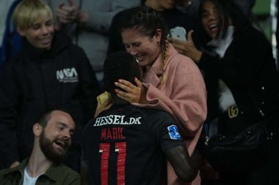 Efter sin scoring til 4-1 løb Awer Mabil direkte ud på tribunen og kyssede sin kæreste. Foto: Claus Fisker/Ritzau Scanpix
