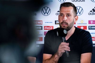 Mads Buttgereit får ordet på det største pressemøde, han nogensinde har været en del af. Dødboldseksperten fra Herning var ligesom resten af trænerstaben med på Hansi Flicks første pressemøde som ny tysk landstræner på DFB-Campus i Frankfurt. Foto: Ritzau Scanpix