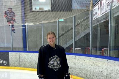 19-årige Sofie Skott Dahl var hjemme i Herning på et kort smut, inden hun mødte ind i landsholdslejren for at forberede sig til OL. Hun har været i coronaisolation og holdt formen ved lige med selvtræning på isen i Kvik Hockey Arena. Foto: Privatfoto