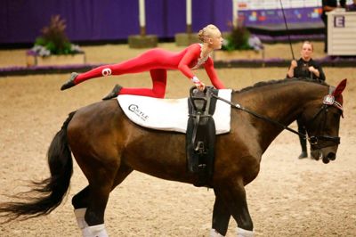 Lørdag middag var Danmarks kvindelige landshold i voltigering i aktion i Jyske Bank Boxen. Her ses Esther Rasmussen i elegant positur på hesten Turbo af Kloster. Foto: Henrik Ole Jensen