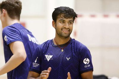 Siril Verma kunne smile og klappe sammen med holdkammeraterne efter sin første holdkamp med Ikast FS. Den indiske topspiller og resten af Ikast-holdet besejrede Viby Badminton Klub i suveræn stil med 6-3 i sæsonens første hjemmekamp i 1. division. Foto: Henrik Ole Jensen