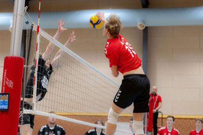 Tommy Mehlberg smækker et af mange gode smash af sted. Den tyske kantspiller scorede flest point af alle for Ikast i aftes. 20 bolde blev afgjort af ham. Foto: Hamistolen.dk