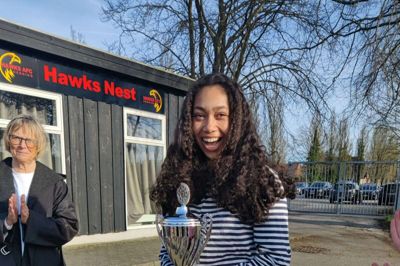 Rachel Enninful fra Herning GF Atletik & Motion havde egentlig taget en sjælden friaften fra træningen på grund af et privat ærinde, men hun blev bragt hen i klubben af sin mor og fik en stor overraskelse. Foto: Jørn Just