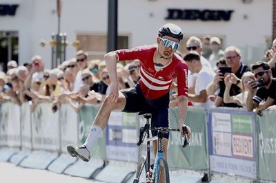 Mathias Norsgaard kom alene til mål og havde rigeligt tid til at træde ud af pedalen, da han kørte først over målstregen som vinder af Grand Prix Herning. Foto: Chresten Bergh